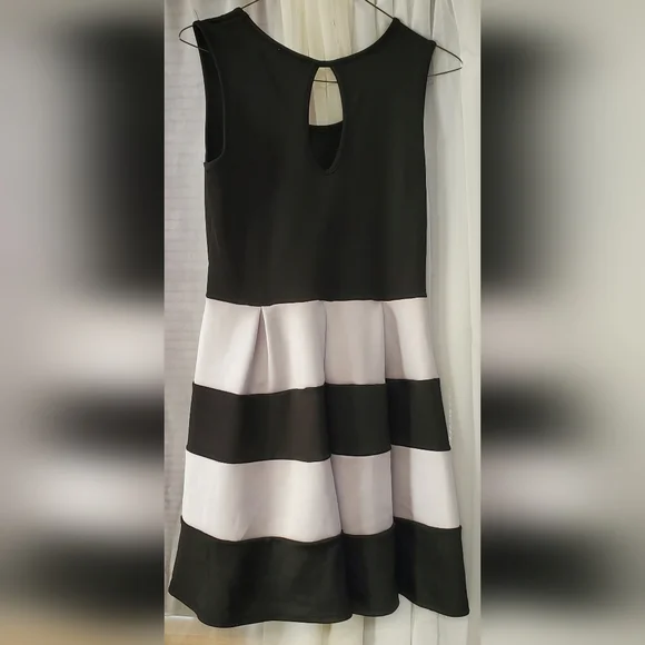 Dress, (Karin Stevens) - Picture 2 of 4